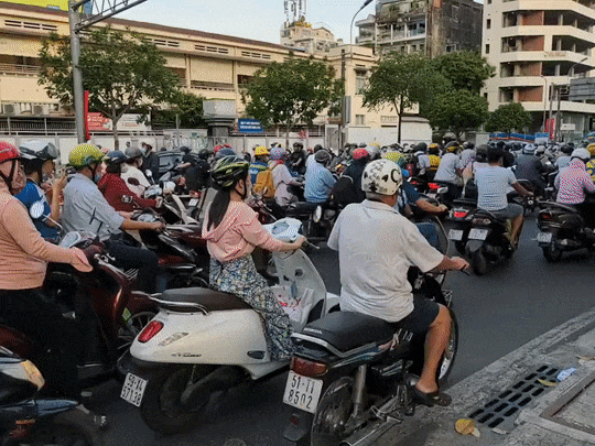 How to Cross a street in Saigon, Vietnam 